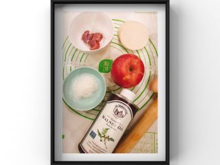 1、苹果猪肉飞饼,苹果1个,饺子皮10片,鸡蛋1个,宝宝核桃油适量,白砂糖2小勺,猪肉10g!