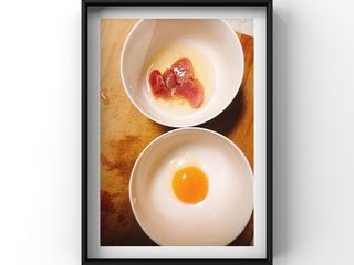 2、苹果猪肉飞饼,鸡蛋,蛋黄蛋清分离,蛋清倒入猪肉中!