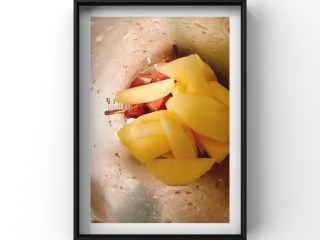 3、苹果猪肉飞饼,蛋清,猪肉,苹果一起搅拌!