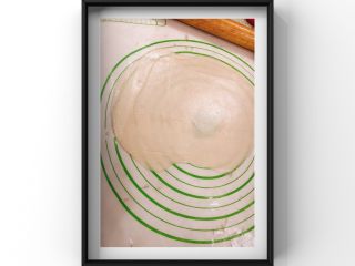 6、苹果猪肉飞饼,将刷好油叠好的10片饺子皮叠在一起擀成薄片!