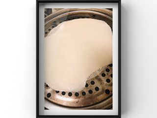 7、苹果猪肉飞饼,上锅大火蒸3分钟后关火,记得不要接触空气,一接触空气容易变硬!