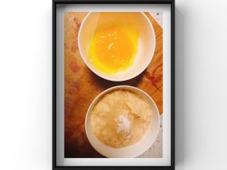 8、苹果猪肉飞饼,将白糖倒入苹果猪肉泥中搅拌均匀,蛋黄备用!