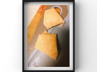 9、苹果猪肉飞饼,用蒸好的薄皮将苹果猪肉泥包裹住!