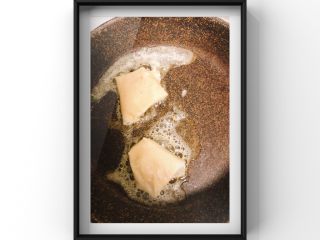 11、苹果猪肉飞饼,放入包好的薄饼,煎制两面金黄即可!时间不宜火场不然容易糊