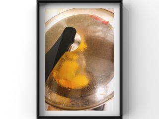 12、苹果猪肉飞饼,撒入蛋黄液在薄饼上,并倒入少量水盖上锅盖焖熟即可!