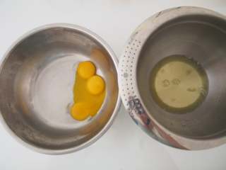 1、波点蛋糕卷,蛋白和蛋黄分离，蛋白放入无水无油的盆子中