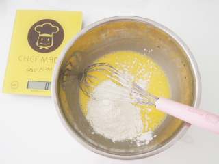 4、波点蛋糕卷,筛入低筋面粉，切拌均匀