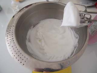 7、波点蛋糕卷,打发至出现纹路加入第二次糖，纹路明显后加入第三次糖，打发至湿性发泡的状态即可