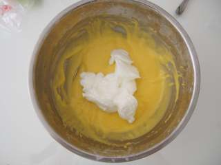 10、波点蛋糕卷,取三分之一的蛋白加入蛋黄糊中，切拌均匀