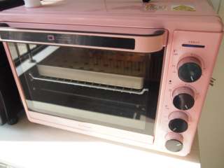 14、波点蛋糕卷,将烤盘放入烤箱，中层上下火，160度，20分钟左右熟透即可。烤好的蛋糕片扣在晾网上，撕掉油布后盖上一张油纸，晾至温热。将晾好的蛋糕片翻过来，抹上打发好的淡奶油