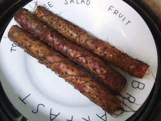 2、蓝莓果酱/蓝莓山药,食材处理：山药洗净上锅蒸熟 大约蒸30分钟（山药也可以先去皮再蒸 剥山药皮会让手有点痒 要注意保护好自己最好带个手套啊哈）