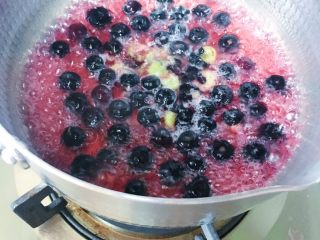 5、蓝莓果酱/蓝莓山药,待蓝莓汁变色后放入白砂糖和挤入柠檬汁（柠檬汁不要挤太多 成品会过于酸和发苦 白砂糖不可以少）