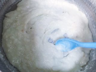 11、蓝莓果酱/蓝莓山药,将研磨好的山药泥倒入锅中炒干