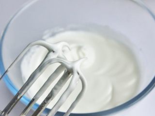 7、轻芝士蛋糕,在蛋清中分三次加入糖粉，低速打发，直至蛋白越来越细腻，提起一个小弯勾。