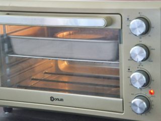 13、轻芝士蛋糕,放入提前预热好的烤箱，145度1小时。