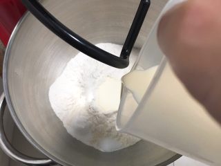 3、奶油吐司,淡奶油加温一下，倒入厨师机。