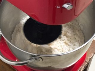 4、奶油吐司,启动厨师机搅拌。