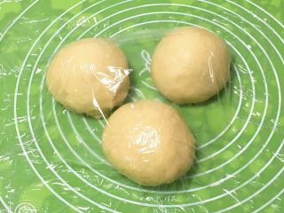 14、奶油吐司,分成三个剂子，盖上保鲜膜静置20分钟。