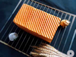 21、奶油吐司,烤完立即脱模冷却。