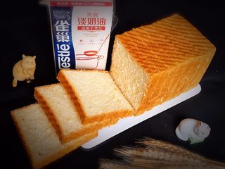 23、奶油吐司,用细齿刀切成片，香喷喷的奶油吐司人人爱。