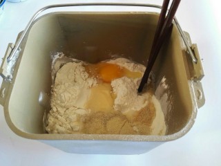 2、炼奶小土司,将所有原材料放入面包机里面。