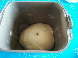 5、炼奶小土司,直接用面包机进行一发，到两倍大就可以了，用筷子在面团中间戳一个孔，不会回弹就可以了。