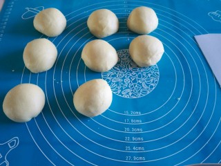 6、炼奶小土司,将面团分成8个相同的圆剂子。