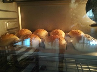 11、炼奶小土司,烤箱210度预热10分钟，然后210度烤18～20分钟 上色即可。