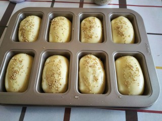 10、炼奶小土司,面团上面刷一点清水，撒上适量白芝麻。