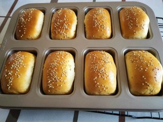 12、炼奶小土司,出炉以后放烤网晾凉，微热时候放保鲜袋装起来，室温保存即可。三天之内吃完。