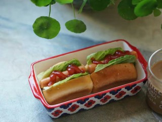 14、炼奶小土司,可以煎一根火腿肠，里面放一片生菜，挤一点番茄酱，做小朋友的早餐。
