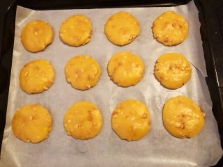 9、花生酥饼,9.放在烤盘上,用掌心轻轻按压