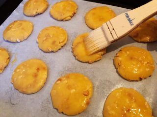 10、花生酥饼,10.饼团上面均匀的刷上鸡蛋液