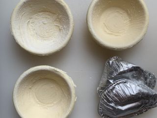 3、香蕉酥,冷冻状态下撕掉锡纸