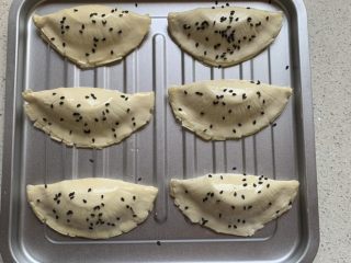 8、香蕉酥,撒少许黑芝麻