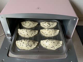 9、香蕉酥,送入烤烤