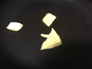 5、黄金吐司卷,黄油放入锅中溶化。