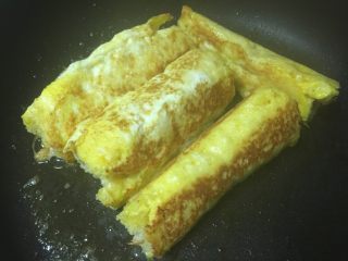 9、黄金吐司卷,煎到四面的焦黄了就可以了，我喜欢焦焦的赶脚，不喜欢的也可以熟了就取出。