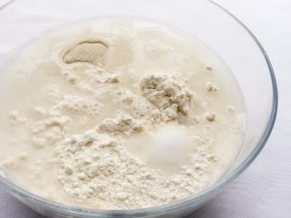 2、法式蓝带面包,盐和干酵母分开放2边，倒入90%的清水，预留部分水分适量增减；