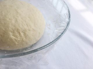 4、法式蓝带面包,放入盆里，盖上保鲜膜室温发酵大约45分钟至原来面团的2-3倍大小；