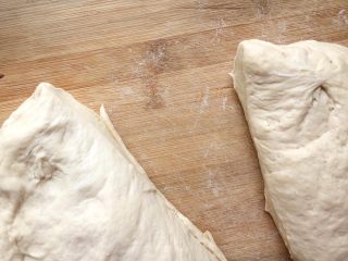 6、法式蓝带面包,取出面团分成2份；