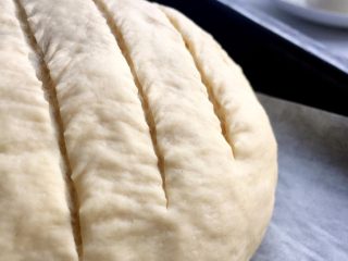 11、法式蓝带面包,发酵好的面团用锋利的刀片划几刀；