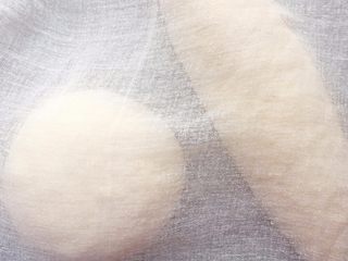 10、法式蓝带面包,盖上湿布大约发酵1小时45分钟，到原来面团的2倍大小；