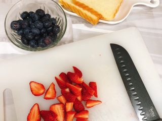 5、水果三明治,草莓切小块