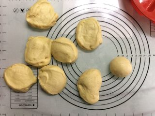 7、红薯酥皮小面包,取出面团排气，分割成8等份，我分成70克一个。