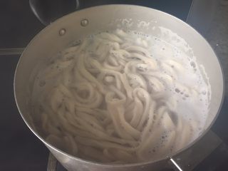 12、牛肉手擀面,煮开，断生；关火；待用；