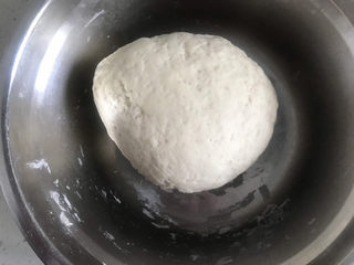 4、香蕉芒果披萨????,用手揉成光滑的面团，放在一边发酵一小时