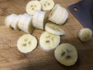 13、香蕉芒果披萨????,香蕉切片