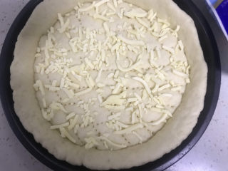 14、香蕉芒果披萨????,披萨饼上先撒一层芝士