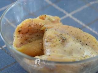 3、面对这种鸡排,吃完再考虑减肥的事!,撒入适量的盐、黑胡椒和料酒搅拌均匀,腌制15分钟。